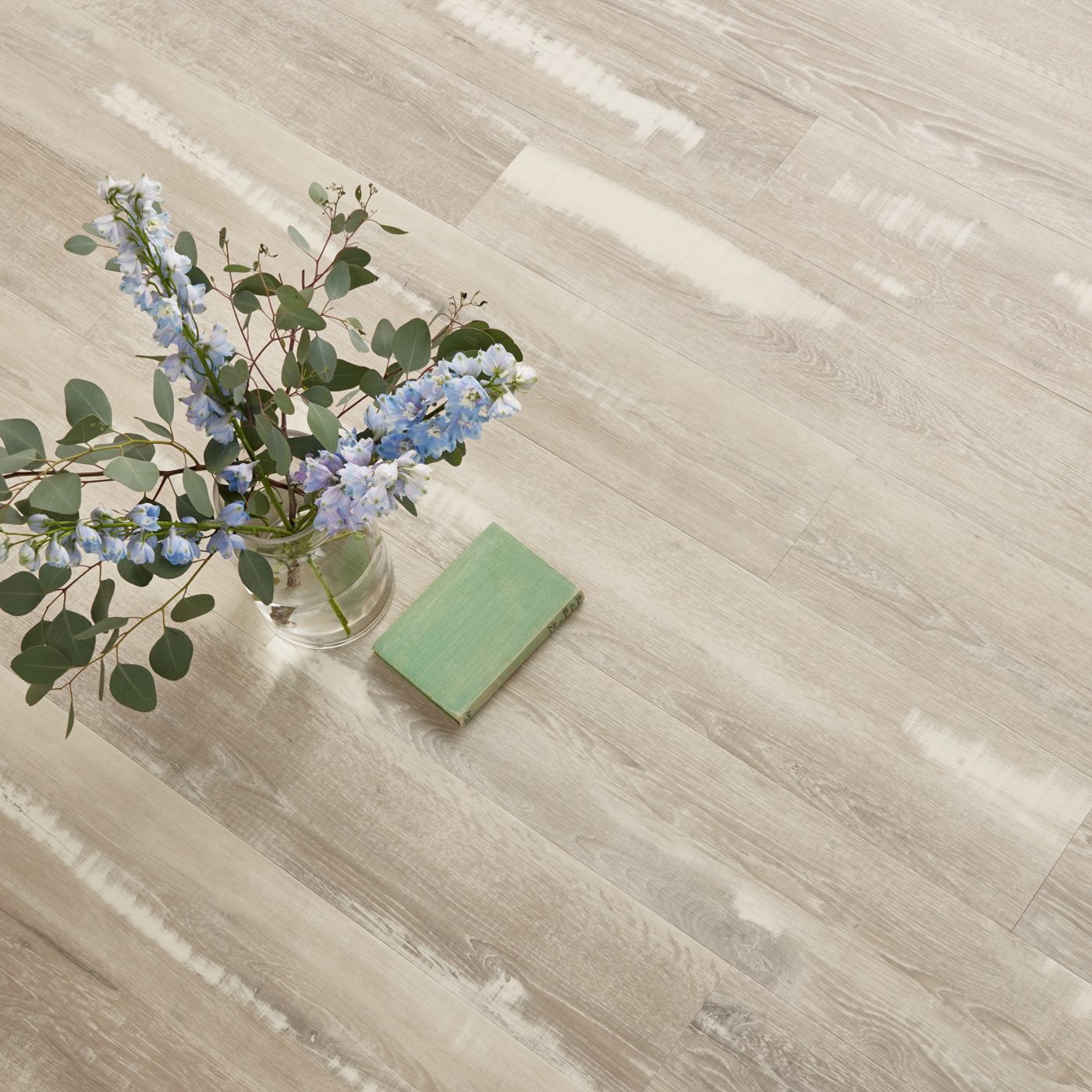 Silver Farmhouse Oak VGW137T | SCB137 with a vase of flowers